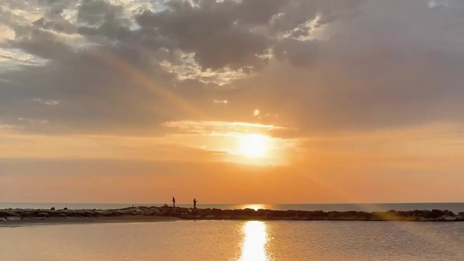 Alba sul mare Adriatico dalla spiaggia