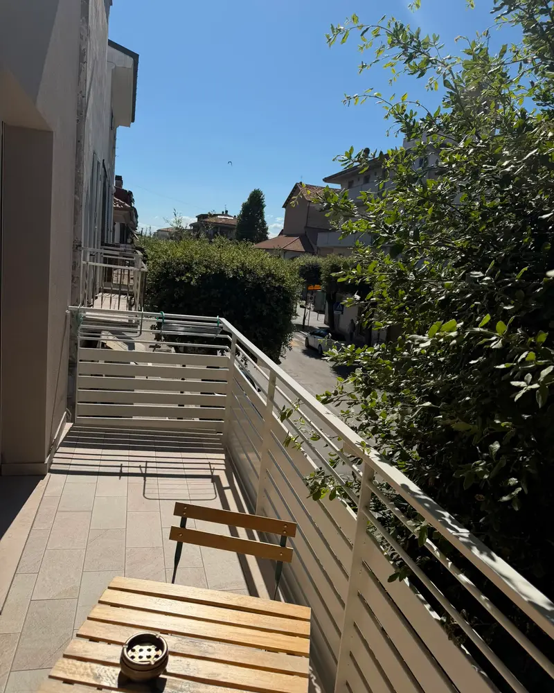 Il balcone del B&B, con tavolo in legno, affacciato sulla via